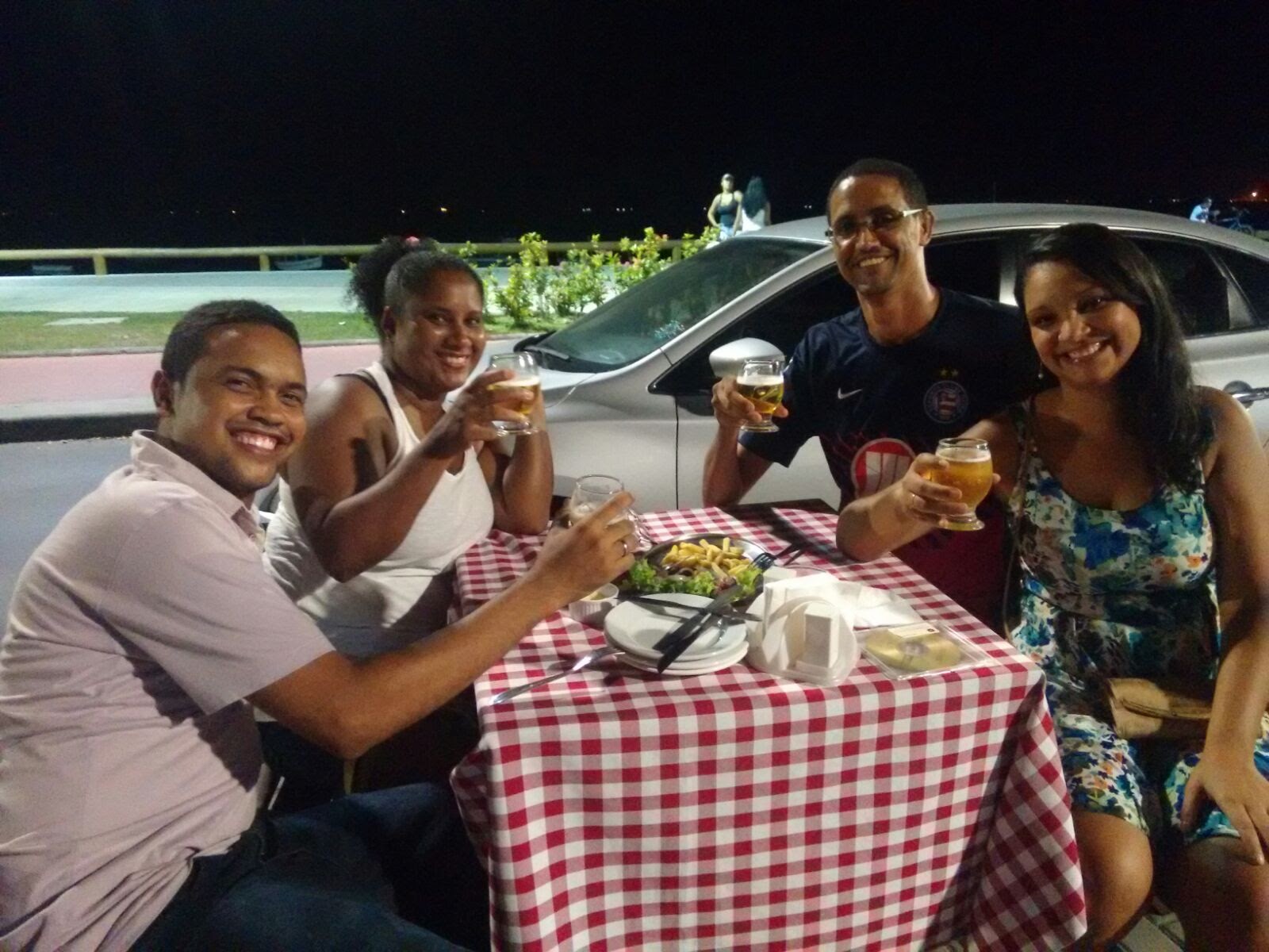 Alfredo celebrando a qualificação do mestrado com colegas