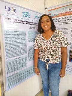 Maria apresentando pesquisa do PIBID