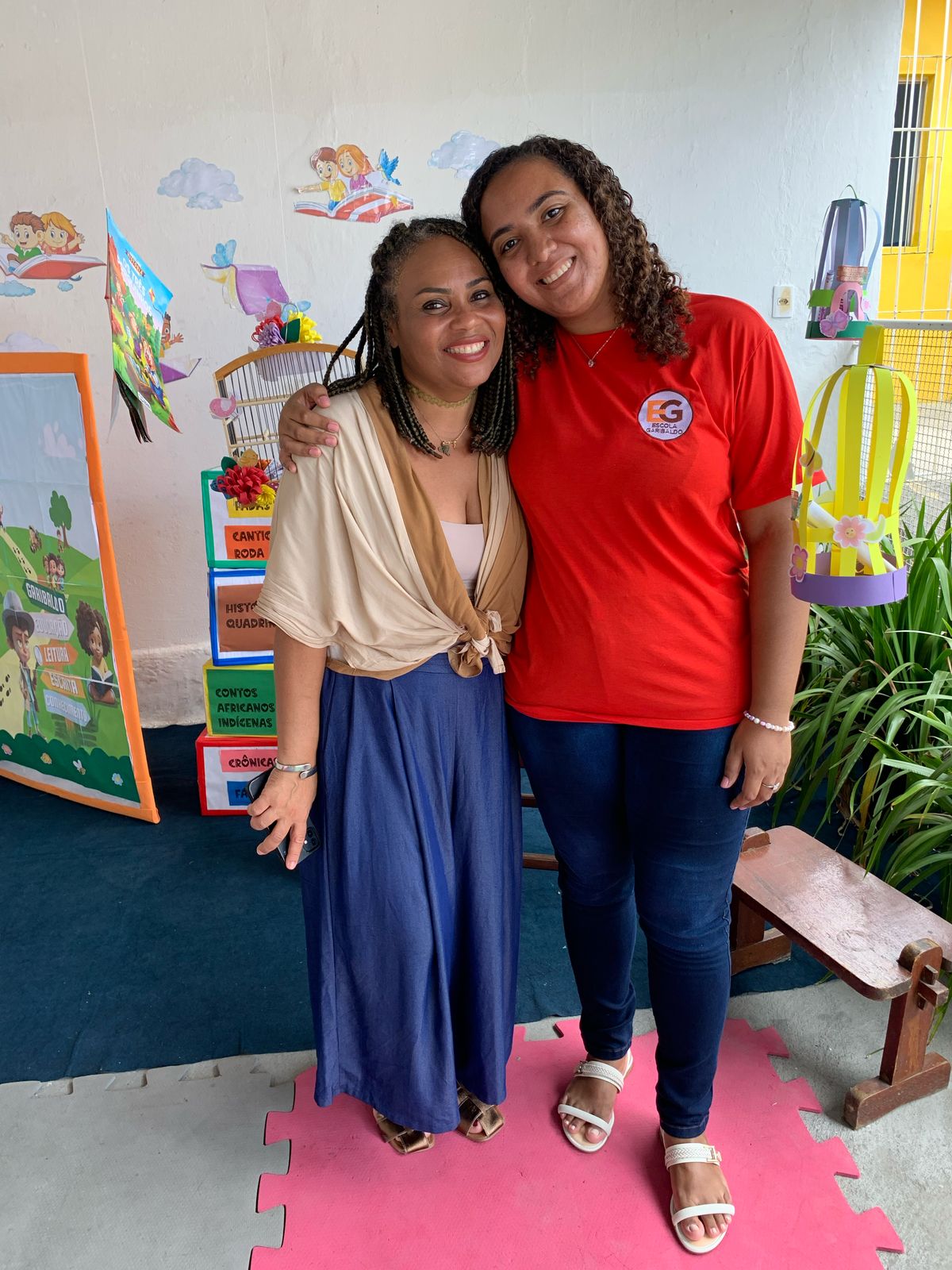 Maria Eduarda com a professora Ladjane na Escola Garibaldo