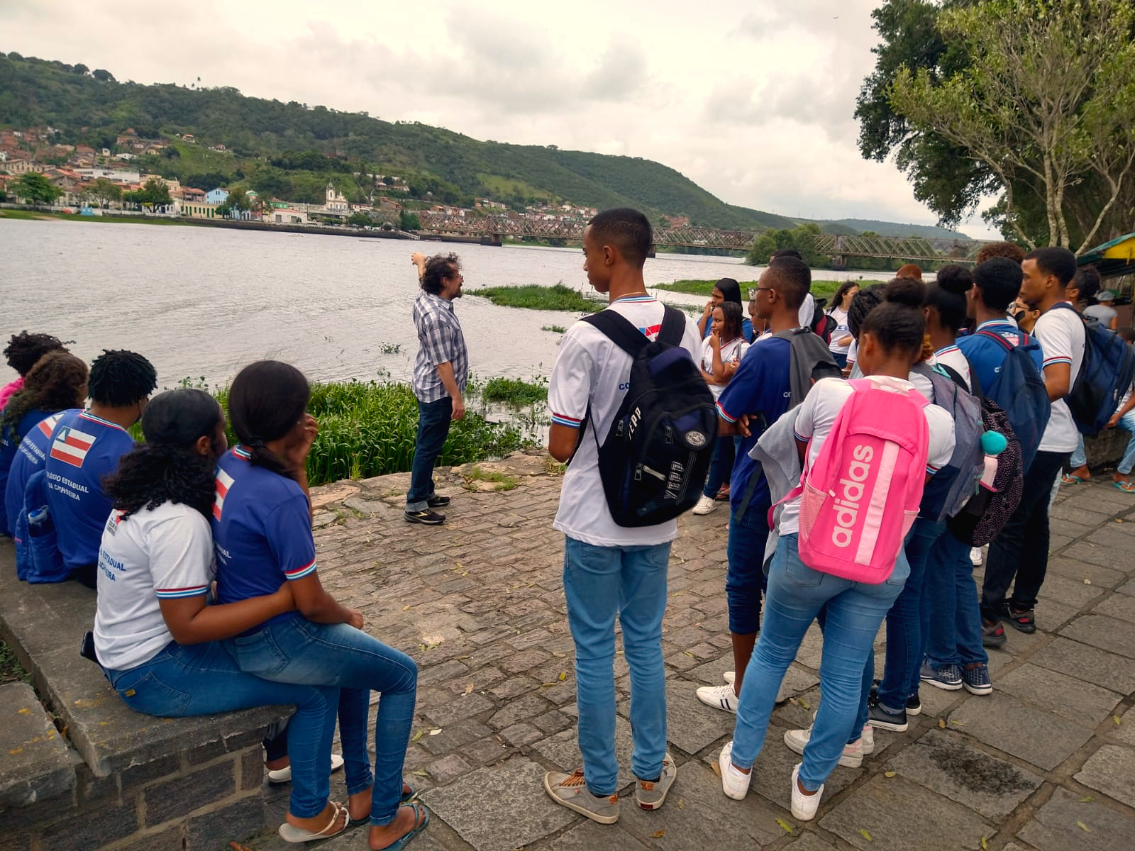 Aula de campo às margens do Rio Paraguaçu, em Cachoeira